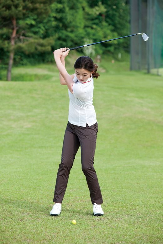 [Golf] 리버스 스파인 앵글(역척추각) 유지하기, 두 발 모으고 상체 회전하는 연습 효과적