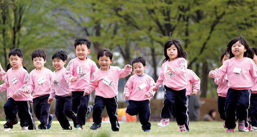 <YONHAP PHOTO-0648> 마포구, '마포어린이 축제'
    (서울=연합뉴스) 이지은 기자 = 어린이날을 맞아 3일 오전 서울 마포구 난지잔디공원에서 열린 '마포어린이 축제'에서 어린이들이 힘차게 뛰고 있다. 이날 행사에 마포구 내 어린이집과 유치원 어린이들이 1만 명 정도가 모여 다양한 놀이체험을 했다. 2013.5.3
    jieunlee@yna.co.kr/2013-05-03 13:12:41/
<저작권자 ⓒ 1980-2013 ㈜연합뉴스. 무단 전재 재배포 금지.>