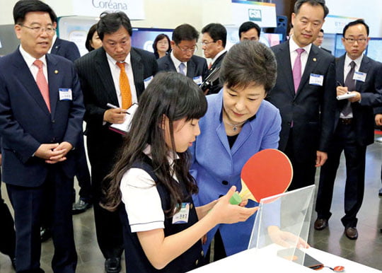 <YONHAP PHOTO-0844> 발명품 설명받는 박근혜 대통령
(서울=연합뉴스) 안정원 기자 = 박근혜 대통령이 15일 서울 여의도 63빌딩에서 열린 제48회 발명의 날 기념식에서을 마친 뒤 2012 대한민국학생발명전시회에서 장려상을 수상한 권보경(13.삼육초6)양이 발명한 탁구공을 보관할 수 있는 라켓에 대해 설명을 듣고 있다. 2013.5.15
jeong@yna.co.kr/2013-05-15 13:11:21/
<저작권자 ⓒ 1980-2013 ㈜연합뉴스. 무단 전재 재배포 금지.>