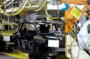 A worker is shown assembling parts on Jeep Compass and Patriot vehicles during a tour of the Chrysler Belvidere Assembly plant in Belvidere, Illinois February 2, 2012. REUTERS/Frank Polich (UNITED STATES - Tags: BUSINESS TRANSPORT)/2012-02-03 02:16:29/
