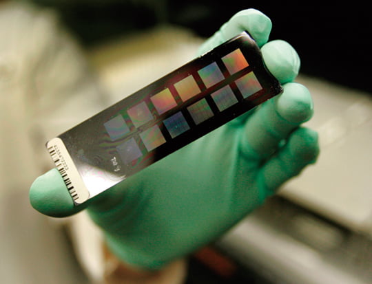 <YONHAP PHOTO-0041>   Kimberly Doheny, lab director at the Center for Inherited Disease Research at Johns Hopkins University, holds an example of a slide used for testing DNA , Friday, March 21, 2008, in Baltimore. The DNA scanners used in the lab, blue boxes each about twice as big as a desktop printer, will reveal what DNA "letter" appears in more than 580,000 spots in the genetic material, said Doheny. (AP Photo/Rob Carr) /2008-04-01 01:27:11/
<저작권자 ⓒ 1980-2008 ㈜연합뉴스. 무단 전재 재배포 금지.>