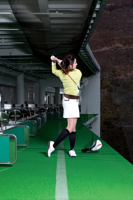 [Golf] 골프 연습장서 연습하기, 겨드랑이에 헤드 커버 끼우고 손과 귀 간격 일정하게 유지