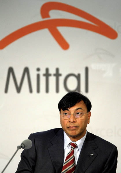 <YONHAP PHOTO-1675> TO GO WITH Inde-France-?conomie-sid?rurgie,PREV Par B?atrice LE BOHEC....(FILES) This photograph taken on May 13, 2008, shows the chairman of ArcelorMittal Lakshmi Mittal, the world's largest steel producer, as he addresses a shareholders meeting in Luxembourg. AFP PHOTO/FREDERICK FLORIN/FILES../2012-11-29 19:13:01/
<저작권자 ⓒ 1980-2012 ㈜연합뉴스. 무단 전재 재배포 금지.>