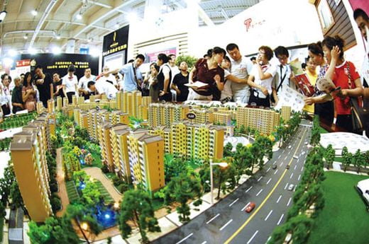 <YONHAP PHOTO-0858> (090728) -- DALIAN, July 28, 2009 (Xinhua) -- Visitors view  models of apartment building at a summer real estate fair in Dalian, coastal city of northeast China's Liaoning Province, July 26, 2009. The four-day real estate fair ended on Monday attracted 210,000 people who bought over 8,000 houses or signed memorandums for tentative deal.          (Xinhua/Liu Debin)  (ly)
/2009-07-28 13:53:20/
<저작권자 ⓒ 1980-2009 ㈜연합뉴스. 무단 전재 재배포 금지.>
