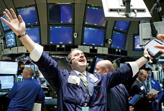 <YONHAP PHOTO-1630> (081030) -- NEW YORK, Oct. 30, 2008 (Xinhua) -- A trader works at the New York Stock Exchange in New York, the United States, on Oct. 29, 2008. Wall Street traded mixed Wednesday after the U.S. Federal Reserve cut interest rates. The Fed cut a key interest rate by half a percentage point to 1. 0 percent to prevent the economy from slipping into deep recession. The Dow Jones Industrial Average was down 74.16, or 0.82 percent, at 8,990.96 on Wednesday.
(Xinhua/Hou Jun)  (jl)/2008-10-30 22:03:24/
<저작권자 ⓒ 1980-2008 ㈜연합뉴스. 무단 전재 재배포 금지.>