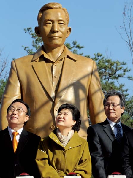 <YONHAP PHOTO-0826> 선친 동상 앞에 선 박근혜
    (구미=연합뉴스) 이재혁 기자 = 한나라당 벅근혜 전 대표가 14일 경북 구미시 상모동 고 박정희 전 대통령 생가 부근에 세워진 고인의 동상 제막식을 마친 뒤 하늘을 응시하고 있다. 2011.11.14
yij@yna.co.kr/2011-11-14 11:04:12/
<저작권자 ⓒ 1980-2011 ㈜연합뉴스. 무단 전재 재배포 금지.>