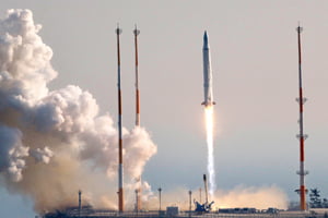 한국 첫 우주발사체 '나로호(KSLV-1)'가 30일 오후 전남 고흥군 외나로도 나로우주센터에서 우주로 향해 발사되고 있다. <<  사진공동취재단 >>

