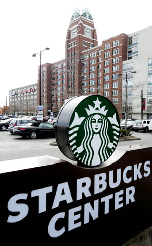 <YONHAP PHOTO-1402> An exterior view of the Starbucks Center, headquarters for the international coffee and coffeehouse chain, is seen on March 22, 2011 in Seattle, Washington. Starbucks is the world's largest coffeehouse company with 17,009 stores in 50 countries, including over 11,000 in the United States.       AFP PHOTO / Mark RALSTON
/2011-03-24 11:23:02/
<저작권자 ⓒ 1980-2011 ㈜연합뉴스. 무단 전재 재배포 금지.>