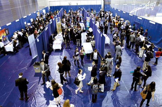 <YONHAP PHOTO-0046> American University students walk among recruiting booths during a career job fair at American University in Washington March 28, 2012. Colleges across the country say they have seen a marked uptick in the number of companies recruiting students and in the number of job opportunities available for graduating seniors. Career fairs on campus have had anywhere from 15 to 25 percent more companies in attendance and the number of interviews on campus are up as much as 10 to 15 percent.  Picture taken March 28, 2012.  REUTERS/Jose Luis Magana (UNITED STATES - Tags: EDUCATION BUSINESS EMPLOYMENT)/2012-04-02 05:03:56/
<저작권자 ⓒ 1980-2012 ㈜연합뉴스. 무단 전재 재배포 금지.>