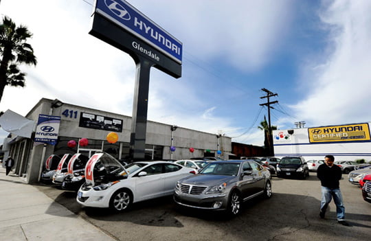 <YONHAP PHOTO-0228> LOS ANGELES, CA - JANUARY 05: A customer looks at Hyundai cars on display for sale at the Hyundai dealership on January 5, 2011 in Glendale, California. Hyundai Motor Co. market share in the United States climbed just short of 5% in 2010. United States auto sales rose 11% in December.   Kevork Djansezian/Getty Images/AFP== FOR NEWSPAPERS, INTERNET, TELCOS & TELEVISION USE ONLY ==
/2011-01-06 06:27:52/
<저작권자 ⓒ 1980-2011 ㈜연합뉴스. 무단 전재 재배포 금지.>