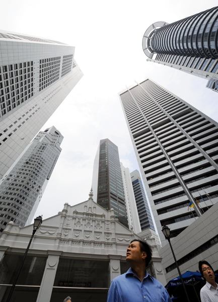 <YONHAP PHOTO-0834> A man walks in front of highrise buildings of the financial district in Singapore on October 21, 2008. Southeast Asia's economies will suffer if a growing shortage of managers and skilled professionals is not addressed, the International Labour Organisation warned. AFP PHOTO/ROSLAN RAHMAN
/2008-10-21 14:55:53/
<저작권자 ⓒ 1980-2008 ㈜연합뉴스. 무단 전재 재배포 금지.>