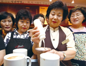 <YONHAP PHOTO-0846> '잘 보고 따라해보세요'
    (서울=연합뉴스) 배정현 기자 = 8일 오전 서울 경운동 실버북카페 삼가연정에서 열린 실버바리스타 커피 시음회에서 어르신들이 커피를 만들고 있다. 이번 커피 시음회는 서울시노인취업훈련센터 실버바리스타 훈련과정 수료생들이 그동안 갈고 닦은 기량을 발표하기 위해 마련됐다. 2011.8.8
    doobigi@yna.co.kr/2011-08-08 11:02:30/
<저작권자 ⓒ 1980-2011 ㈜연합뉴스. 무단 전재 재배포 금지.>