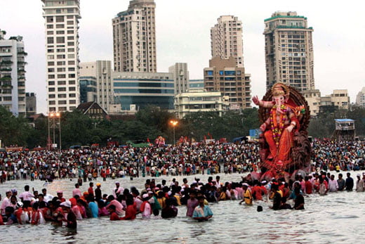<YONHAP PHOTO-0983> (100922) -- GIRGAON CHAWPATY (INDIA), Sept. 22, 2010 (Xinhua) -- Devotees carry an idol of the Hindu elephant god Ganesh, the identity of prosperity, for immersion in the sea on the last day of the ganesh festival in Bombay, India, on Sept. 22, 2010.    (Xinhua/Stringer)/2010-09-23 09:05:30/
<저작권자 ⓒ 1980-2010 ㈜연합뉴스. 무단 전재 재배포 금지.>