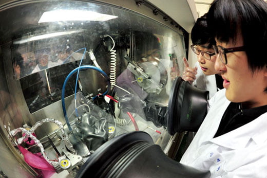 나노광반도체 연구실.
화학기상 증착장치 
/강은구기자 egkang@hankyung.com 2011.11.16   