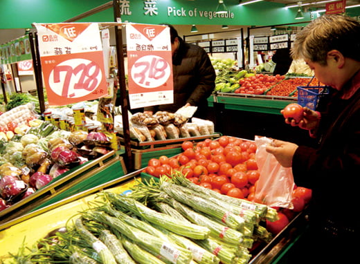 <YONHAP PHOTO-1423> This photo taken on February 15, 2011 shows a customer selecting vegetables at a supermaket in Yichang, central China's Hubei province.  China said its inflation rate remained high at 4.9 percent in January, but lower than some forecasts after several policy moves to cool prices and adjustments to the index's weighting.   CHINA OUT     AFP PHOTO
/2011-02-15 15:01:20/
<저작권자 ⓒ 1980-2011 ㈜연합뉴스. 무단 전재 재배포 금지.>