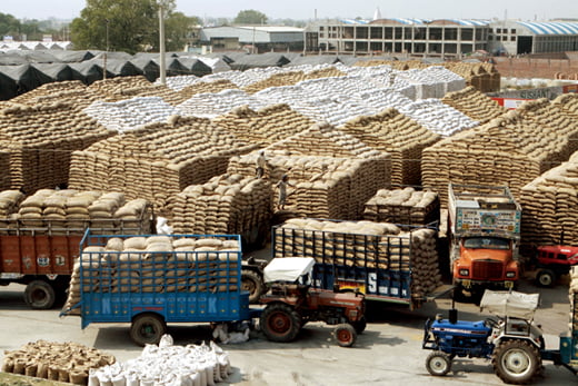 <YONHAP PHOTO-2306> Sacks of wheat are stacked and collected at a grain market in Karnal, India, on Tuesday, May 4, 2010. India, the world's second-biggest consumer of wheat, has bought 20.20 million metric tons of the grain from local farmers since purchases began April 1 in main growing areas, the food ministry said. Photographer: Pankaj Nangia/Bloomberg  

/2010-05-05 20:59:06/
<저작권자 ⓒ 1980-2010 ㈜연합뉴스. 무단 전재 재배포 금지.>