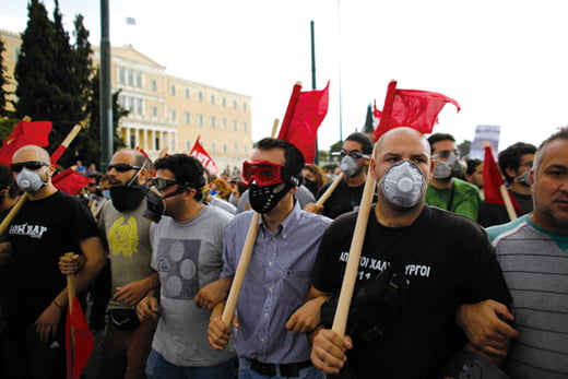 <YONHAP PHOTO-0073> Demonstrators wearing masks link arms as they march during a public protest against a visit by Angela Merkel, Germany's chancellor, her first in five years, to Athens, Greece, on Tuesday, Oct. 9, 2012. Merkel, who meets Greek Prime Minister Antonis Samaras and President Karolos Papoulias in Athens today during a six-hour visit, will probably reinforce statements from European finance ministers yesterday saluting Greece's determination to trim its budget while demanding further steps to reshape its economy. Photographer: Kostas Tsironis/Bloomberg/2012-10-10 01:06:23/
<저작권자 ⓒ 1980-2012 ㈜연합뉴스. 무단 전재 재배포 금지.>