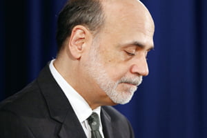 <YONHAP PHOTO-0248> U.S. Federal Reserve Chairman Ben Bernanke pauses during remarks about a significant shift in the direction of U.S. monetary policy at the Federal Reserve in Washington September 13, 2012. The Federal Reserve launched another aggressive stimulus program on Thursday, saying it will buy $40 billion of mortgage-related debt per month until the outlook for jobs improves substantially as long as inflation remains contained. REUTERS/Jonathan Ernst   (UNITED STATES - Tags: POLITICS BUSINESS TPX IMAGES OF THE DAY)/2012-09-14 05:54:27/
<저작권자 ⓒ 1980-2012 ㈜연합뉴스. 무단 전재 재배포 금지.>