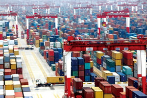 <YONHAP PHOTO-0373> A general view shows a shipping container area at Yangshan Port in Shanghai, in this May 11, 2012 file picture. China's inflation, industrial output and retail sales all flagged in May for a second straight month of sluggish growth that galvanised policymakers last week into taking their boldest action yet to combat a sharpening slowdown. REUTERS/Aly Song/Files (CHINA - Tags: BUSINESS POLITICS)/2012-06-11 07:38:20/
<저작권자 ⓒ 1980-2012 ㈜연합뉴스. 무단 전재 재배포 금지.>