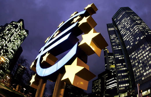 <YONHAP PHOTO-1833> File picture shows the illuminated euro sculpture in front of the European Central Bank's (ECB) headquarter (R) in Frankfurt, February 1, 2005. Germany's Constitutional Court will determine the fate of the euro zone in a keenly-awaited ruling on September 12, 2012 that is expected to give a green light to the region's permanent new bailout fund, the European Stability Mechanism (ESM). Picture taken February 1, 2005.     REUTERS/Kai Pfaffenbach/File  (GERMANY - Tags: BUSINESS)/2012-09-10 20:12:50/
<저작권자 ⓒ 1980-2012 ㈜연합뉴스. 무단 전재 재배포 금지.>