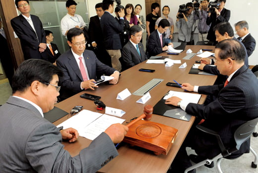 민간배드뱅크인 '연합자산관리 주식회사가 1일 서울 중구 서소문 동화빌딩 13층에서 주주총회 및 현판식을 가졌다./김영우 기자youngwoo@hankyung.com20091001....