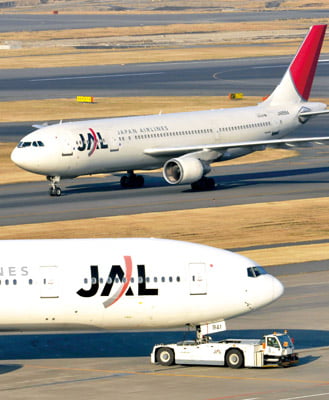 <YONHAP PHOTO-1430> (FILES) This file picture taken on January 19, 2010 shows jetliners of Asia's largest air carrier Japan Airlines (JAL) taxi on the tarmac at Tokyo's Haneda airport. Japan Airlines (JAL) said on September 10, 2012 its stock offering would raise 8.5 billion USD in the world's second-biggest share sale this year after Facebook.    AFP PHOTO / FILES / Yoshikazu TSUNO../2012-09-10 16:09:43/
<저작권자 ⓒ 1980-2012 ㈜연합뉴스. 무단 전재 재배포 금지.>