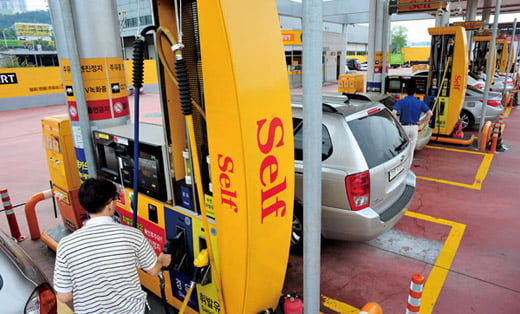 기름값 100원 할인 마지막 날인 6일 경기도 용인시 보정동 이마트셀프주유소에서 운전자들이 기름을 넣고 있다.
/강은구기자 egkang@hankyung.com 2011.7.6  