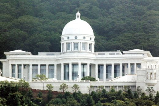 <YONHAP PHOTO-0599> 통일교 창시자 문선명 총재 별세

    (가평=연합뉴스) 임병식 기자 = 통일교 창시자 문선명 총재가 별세한 3일 오전 경기도 가평군 설악면에서 문 총재 시신이 안치된 통일교박물관(천정궁)이 보이고 있다. 

문 총재는 지난달 폐렴으로 서울성모병원에 입원했다가 8월 31일 병원을 떠나 청심국제병원으로 옮겼으며 이날 새벽 향년 92세로 별세했다. 2012.9.3

    andphotodo@yna.co.kr/2012-09-03 11:38:07/
<저작권자 ⓒ 1980-2012 ㈜연합뉴스. 무단 전재 재배포 금지.>