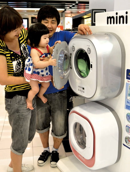 <YONHAP PHOTO-0517> 벽걸이 세탁기
    (부산=연합뉴스) 롯데백화점 부산본점 6층 가전매장에서 드럼세탁기 미니를 선보이고 있다. 3㎏ 초소형 규모인 이 세탁기는 욕실이나 다용도실, 주방 등 어떤 공간에도 설치가 가능하다. 고온 삶음 기능도 있어 아기옷이나 소량의 의류 세탁에 적합한 제품이다.   << 롯데백화점 >>  2012.7.19.
    ccho@yna.co.kr/2012-07-19 10:13:03/
<저작권자 ⓒ 1980-2012 ㈜연합뉴스. 무단 전재 재배포 금지.>