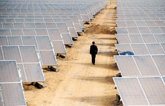 <YONHAP PHOTO-0378> A man walks through solar panels at a solar power plant under construction in Aksu, Xinjiang Uyghur Autonomous Region in this April 5, 2012 file photo. The United States hit Chinese solar companies with punitive import tariffs of 30 percent or more May 17, 2012, ruling they had pumped cut-price solar panels into the U.S. Market.   REUTERS/Stringer/Files (CHINA - Tags: ENERGY ENVIRONMENT BUSINESS) CHINA OUT. NO COMMERCIAL OR EDITORIAL SALES IN CHINA/2012-05-18 08:46:47/
<저작권자 ⓒ 1980-2012 ㈜연합뉴스. 무단 전재 재배포 금지.>