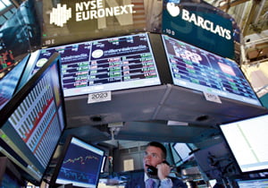 <YONHAP PHOTO-0024> Barclays specialist Frank Masiello works at the company's post on the floor of the New York Stock Exchange, August 9, 2012.  REUTERS/Brendan McDermid (UNITED STATES - Tags: BUSINESS)/2012-08-10 00:15:32/
<저작권자 ⓒ 1980-2012 ㈜연합뉴스. 무단 전재 재배포 금지.>