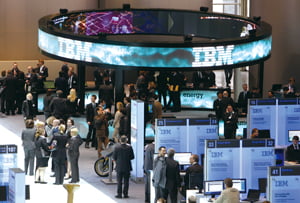 <YONHAP PHOTO-3135> IBM employees stand next to the company's booth at the  CeBIT , one of the World's largest computer, electonics and information technology fairs, during last preparations for the opening in Hanover, Germany, Monday, Feb. 28, 2011  (AP Photo/dapd/ Joerg Sarbach)/2011-02-28 22:54:41/
<저작권자 ⓒ 1980-2011 ㈜연합뉴스. 무단 전재 재배포 금지.>