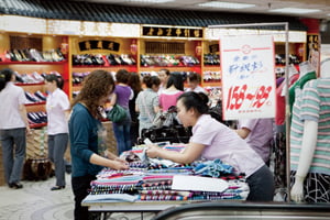<YONHAP PHOTO-1971> A clerk sells clothing at a department store in Beijing, China, on Tuesday, May 11, 2010. China's inflation accelerated, bank lending exceeded estimates and property prices jumped by a record, increasing pressure on the government to raise interest rates and let the currency appreciate. Photographer: Nelson Ching/Bloomberg/2010-05-11 21:26:37/
<저작권자 ⓒ 1980-2010 ㈜연합뉴스. 무단 전재 재배포 금지.>