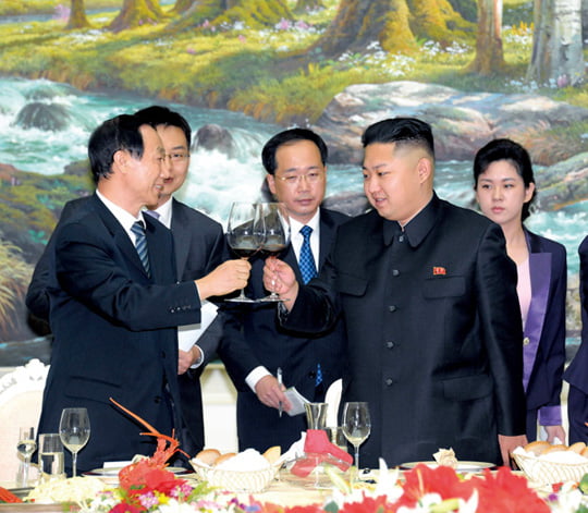 <YONHAP PHOTO-1834> North Korean leader Kim Jong-Un (front R) and Wang Jiarui (L), the head of the International Liaison Department of China's Communist Party, toast in Pyongyang August 2, 2012 in this picture released by the North's official KCNA news agency on August 3, 2012. The new leader of the North met Wang on Thursday, KCNA said, which was his first reception of a foreign official since taking power after his father Kim Jong-il perished.     REUTERS/KCNA  (NORTH KOREA - Tags: POLITICS) THIS IMAGE HAS BEEN SUPPLIED BY A THIRD PARTY. IT IS DISTRIBUTED, EXACTLY AS RECEIVED BY REUTERS, AS A SERVICE TO CLIENTS. NO THIRD PARTY SALES. NOT FOR USE BY REUTERS THIRD PARTY DISTRIBUTORS/2012-08-03 21:20:25/
<저작권자 ⓒ 1980-2012 ㈜연합뉴스. 무단 전재 재배포 금지.>