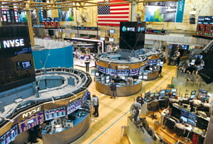<YONHAP PHOTO-0203> (120629) -- NEW YORK, June 29, 2012 (Xinhua) -- Traders work at the New York Stock Exchange in New York, June 29, 2012. U.S. stocks surged on Friday, with three major indexes posing best gains since June 6, after European Union leaders agreed to take more concrete actions to solve European debt crisis. (Xinhua/Wang Lei)/2012-06-30 06:26:09/
<저작권자 ⓒ 1980-2012 ㈜연합뉴스. 무단 전재 재배포 금지.>