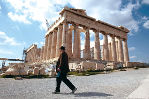 <YONHAP PHOTO-0302> A man walks in front of the temple of the Parthenon at the archaeological site of the Acropolis in Athens March 14, 2012. Greek archaeologists said on Wednesday monuments and archaeological sites are suffering due to the austerity measures imposed on the country by Greece's international lenders which have reduced culture budgets adding that lack of funding and personnel after state cutbacks harms the care, research and maintenance of archaeological sites, monuments and digs. They also said museums have remained closed, illegal digging has taken place, and robberies at museums have also occurred due to a lack of guards.      REUTERS/Yiorgos Karahalis (GREECE - Tags: BUSINESS SOCIETY POLITICS TRAVEL)/2012-03-15 07:48:01/
<저작권자 ⓒ 1980-2012 ㈜연합뉴스. 무단 전재 재배포 금지.>