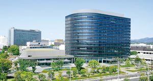 <YONHAP PHOTO-0558> In this photo released by Toyota Motor Corp., the new headquarters of the Japanese automaker in Toyota city is shown in this photo taken in May, 2007.  Steadily, relentlessly, quietly. Toyota is closing in on dethroning General Motors, the longtime king of the world's automakers.   On Friday, Aug. 31, 2007,  Toyota set a global sales target of 10.4 million vehicles for 2009 _ a number that would put the Japanese company far ahead of the current industry record of 9.55 million vehicles that GM sold in 1978.  (AP Photo/Toyota Motor Corp., HO) ** CREDIT MANDATORY **/2007-09-01 13:08:26/
<저작권자 ⓒ 1980-2007 ㈜연합뉴스. 무단 전재 재배포 금지.>
