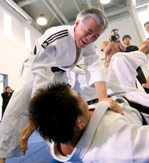 <YONHAP PHOTO-0862> 유도 공격 기술 배워보는 문제인 고문  
(서울=연합뉴스) 이상학 기자 = 민주통합당 문재인 상임고문이 9일 서울 태릉선수촌을 방문해 유도 대표팀 선수들을 격려 한 뒤 김재범 선수를 상대로 공격 기술을 배워보고 있다. 2012.7.9
leesh@yna.co.kr/2012-07-09 13:57:08/
<저작권자 ⓒ 1980-2012 ㈜연합뉴스. 무단 전재 재배포 금지.>