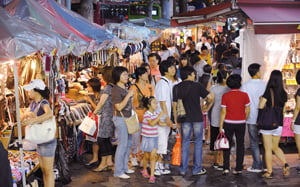 무더운 낮을 피해 시원한 밤에 쇼핑을 즐기기 위해 동대문 패션타운을 찾은 시민과 관광객들이 노점상에서 물건을 고르고 있다.
/강은구기자 egkang@hankyung.com 2009.08     