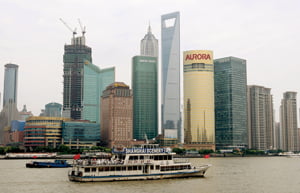 <YONHAP PHOTO-0958> The newly-built Shanghai World Financial Center, the tallest building, stands among other high-rise building near Huangpu River Thursday Aug. 28, 2008 in Shanghai's Pudong District, China. The 492-meter-tall ((1,614-ft), 101-story China's tallest building with the world's highest observation platform will be opened to the public on August 30. The 88-stories Jin Mao Tower, right, is the second highest building in China. (AP Photo/Eugene Hoshiko)/2008-08-28 17:06:22/
<저작권자 ⓒ 1980-2008 ㈜연합뉴스. 무단 전재 재배포 금지.>