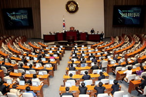 <YONHAP PHOTO-1047> 본회의장서 설명 듣는 초선의원
    (서울=연합뉴스) 백승렬 기자 = 제19대 국회 초선의원들이 17일 국회 본회의장에서 사무처직원으로부터 설명을 듣고 있다. 2012. 5. 17
    srbaek@yna.co.kr/2012-05-17 14:42:03/
<저작권자 ⓒ 1980-2012 ㈜연합뉴스. 무단 전재 재배포 금지.>