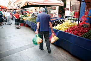 <YONHAP PHOTO-0227> A customer carries bags of fresh vegetables past market stall holders in Athens, Greece, on Monday, May 14, 1012. Greece's possible exit from the euro moved to the center of Europe's financial-crisis debate, rattling markets as authorities in Athens struggled to form a government. Photographer: Kostas Tsironis/Bloomberg/2012-05-15 08:25:01/
<저작권자 ⓒ 1980-2012 ㈜연합뉴스. 무단 전재 재배포 금지.>
