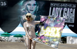 Japanese fan Shoko Kimura, dressed as US pop diva Lady Gaga, pose as she waits for Gaga's concert in front of the venue in Seoul, South Korea, Friday, April 27, 2012. (AP Photo/Lee Jin-man)
