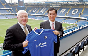 Chief Executive of English premier league football club Chelsea, Peter Kenyon (L), holds a newly sponsored shirt with President of Samsung Electronics Europe, In-Soo Kim at Stamford Bridge in west London, April 25, 2005. The Korean electronics company will be Chelsea's official club sponsor for five years. REUTERS/Toby Melville



<저작권자 ⓒ 2005 연 합 뉴 스. 무단전재-재배포 금지.>



Copyright 2004 Yonhap News Agency All rights reserved.