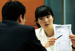 한 직장인이 서울 중구 중림동 우리은행 한경센터지점 대출 창구에서  아파트 담보 대출 상담을 하고 있다./신경훈 기자 nicerpeter@..