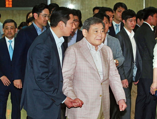 <YONHAP PHOTO-1056> 이건희 회장, 유럽출장 마치고 귀국
    (서울=연합뉴스) 홍기원 기자 = 지난 2일 유럽 시장 점검을 위해 출국했던 이건희 삼성전자 회장이 24일 오후 김포공항으로 귀국하고 있다. 2012.5.24
    xanadu@yna.co.kr/2012-05-24 16:28:10/
<저작권자 ⓒ 1980-2012 ㈜연합뉴스. 무단 전재 재배포 금지.>