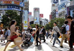 <YONHAP PHOTO-1532> TO GO WITH AFP STORY 'Lifestyle-Asia-cities-Tokyo,FEATURE' by Frank Zeller

Pedestrians cross a road in front of the Shibuya station in Tokyo on June 21, 2011. Tokyo dwarfs the other top megacities of Mumbai, Mexico City, Sao Paulo and New York, it has less air pollution, noise, traffic jams, litter or crime, lots of green space and a humming public transport system. AFP PHOTO / Yoshikazu TSUNO

/2011-06-22 12:43:38/
<저작권자 ⓒ 1980-2011 ㈜연합뉴스. 무단 전재 재배포 금지.>