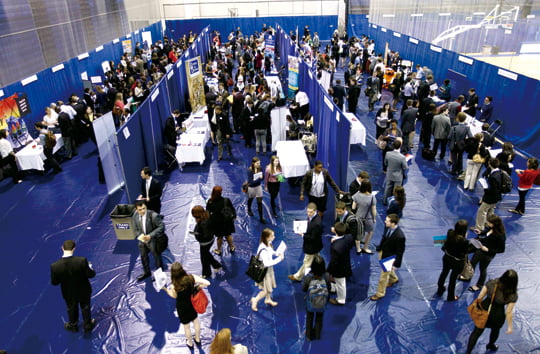 <YONHAP PHOTO-0046> American University students walk among recruiting booths during a career job fair at American University in Washington March 28, 2012. Colleges across the country say they have seen a marked uptick in the number of companies recruiting students and in the number of job opportunities available for graduating seniors. Career fairs on campus have had anywhere from 15 to 25 percent more companies in attendance and the number of interviews on campus are up as much as 10 to 15 percent.  Picture taken March 28, 2012.  REUTERS/Jose Luis Magana (UNITED STATES - Tags: EDUCATION BUSINESS EMPLOYMENT)/2012-04-02 05:03:56/
<저작권자 ⓒ 1980-2012 ㈜연합뉴스. 무단 전재 재배포 금지.>