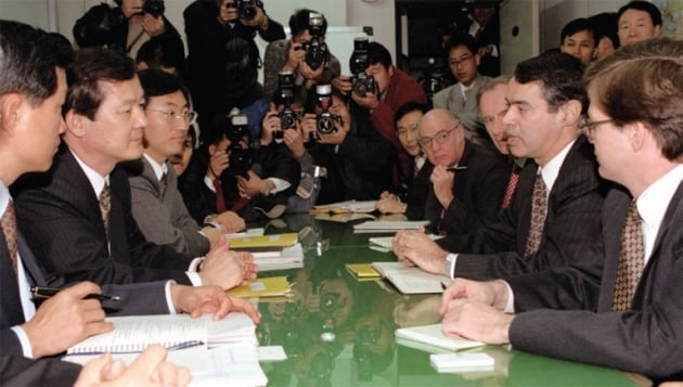 (사진) IMF 협상단이 1997년 11월 24일 한국 정부와 긴급 자금 지원 문제를 논의하고 있다. /한경DB