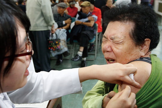 <YONHAP PHOTO-1662> 어르신 독감  예방 접종 

(서울=연합뉴스) 이상학 기자 = 7일 서울시 광진구청에서 지역 어르신들이 무료 독감 예방 주사를 맞고 있다. 만65세 노인과 국민기초생활수급권자, 1-3급 장애인 , 후천성면역결핍증 환자 등은 인플루엔자 무료 예방 접종을 받을 수 있다. 2011.10.7

leesh@yna.co.kr/2011-10-07 13:59:04/
<저작권자 ⓒ 1980-2011 ㈜연합뉴스. 무단 전재 재배포 금지.>